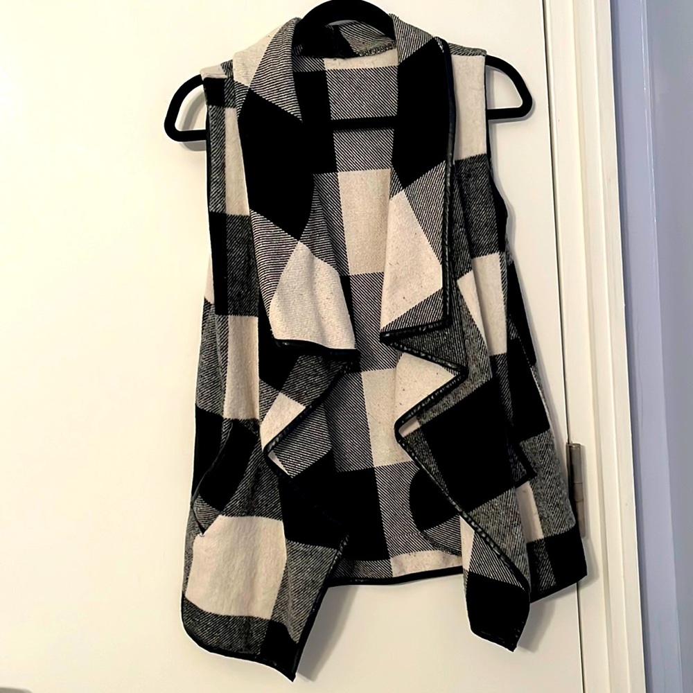 Black and white Sleeveless cardigan/vest